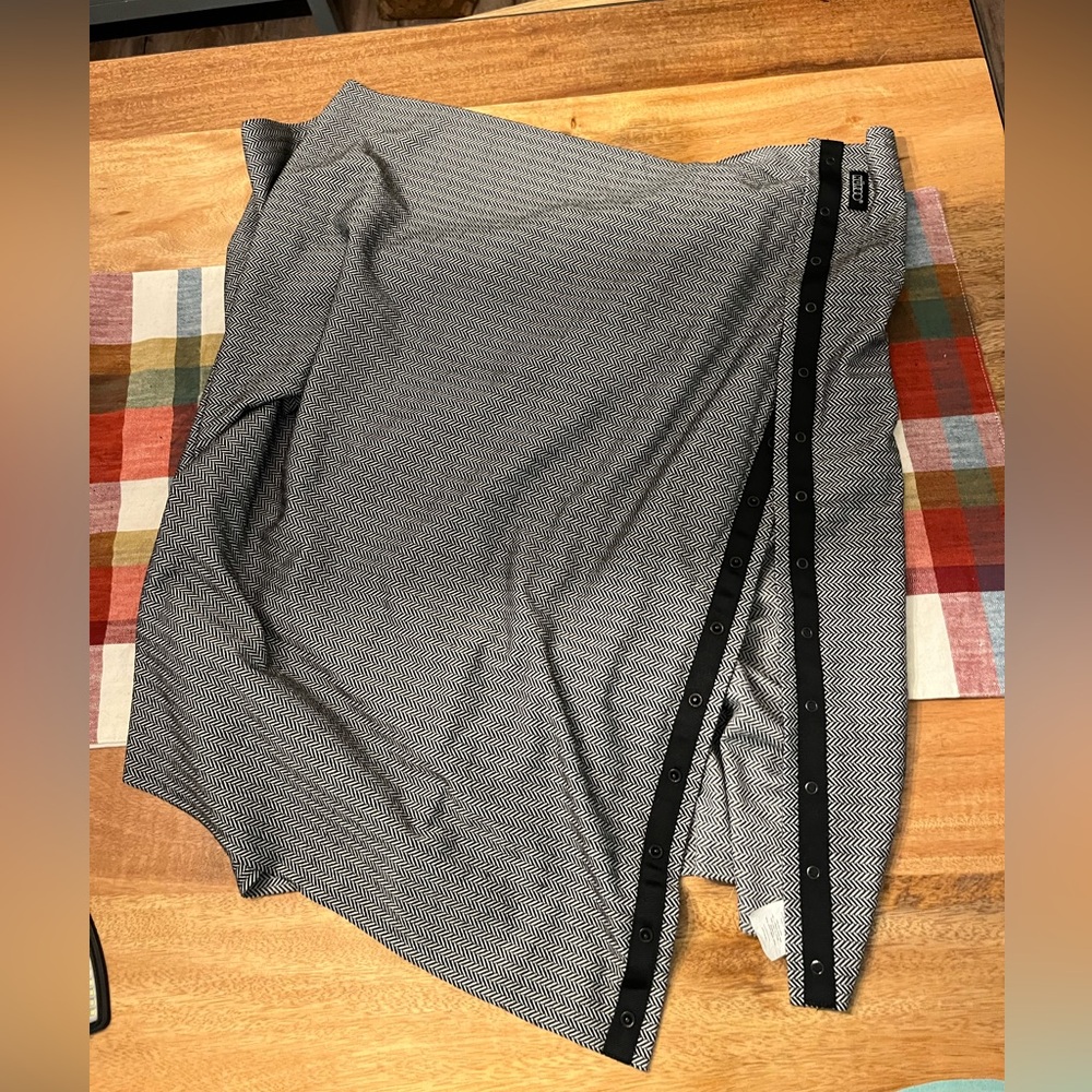 Nuroo Black and White nursing scarf